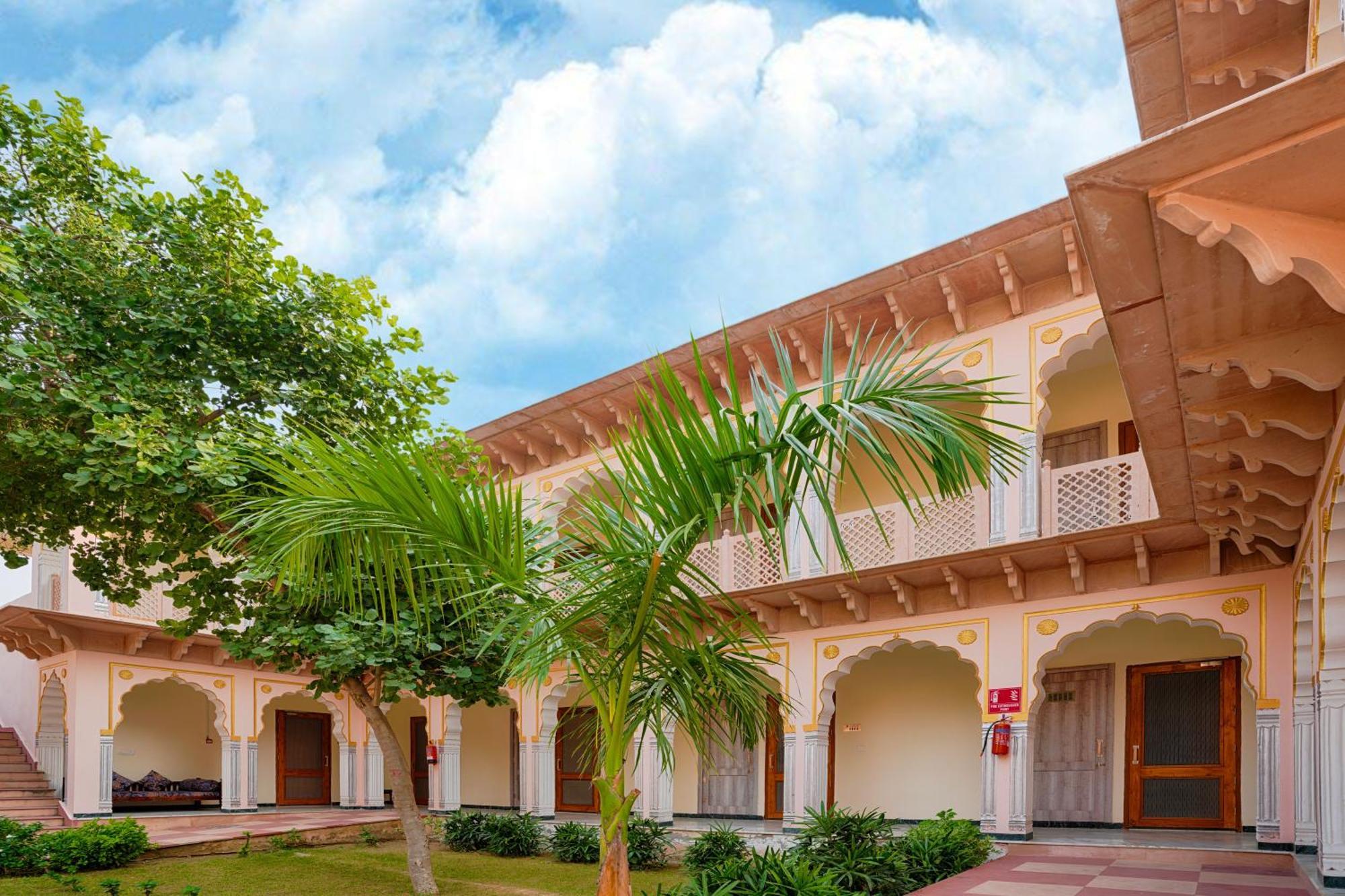 Club Mahindra Bharatpur Hotel Buitenkant foto