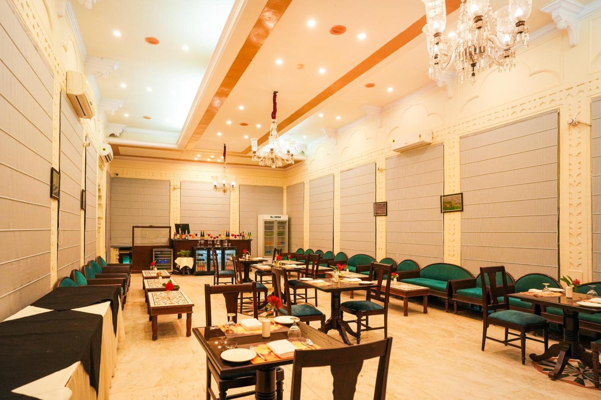 Club Mahindra Bharatpur Hotel Buitenkant foto