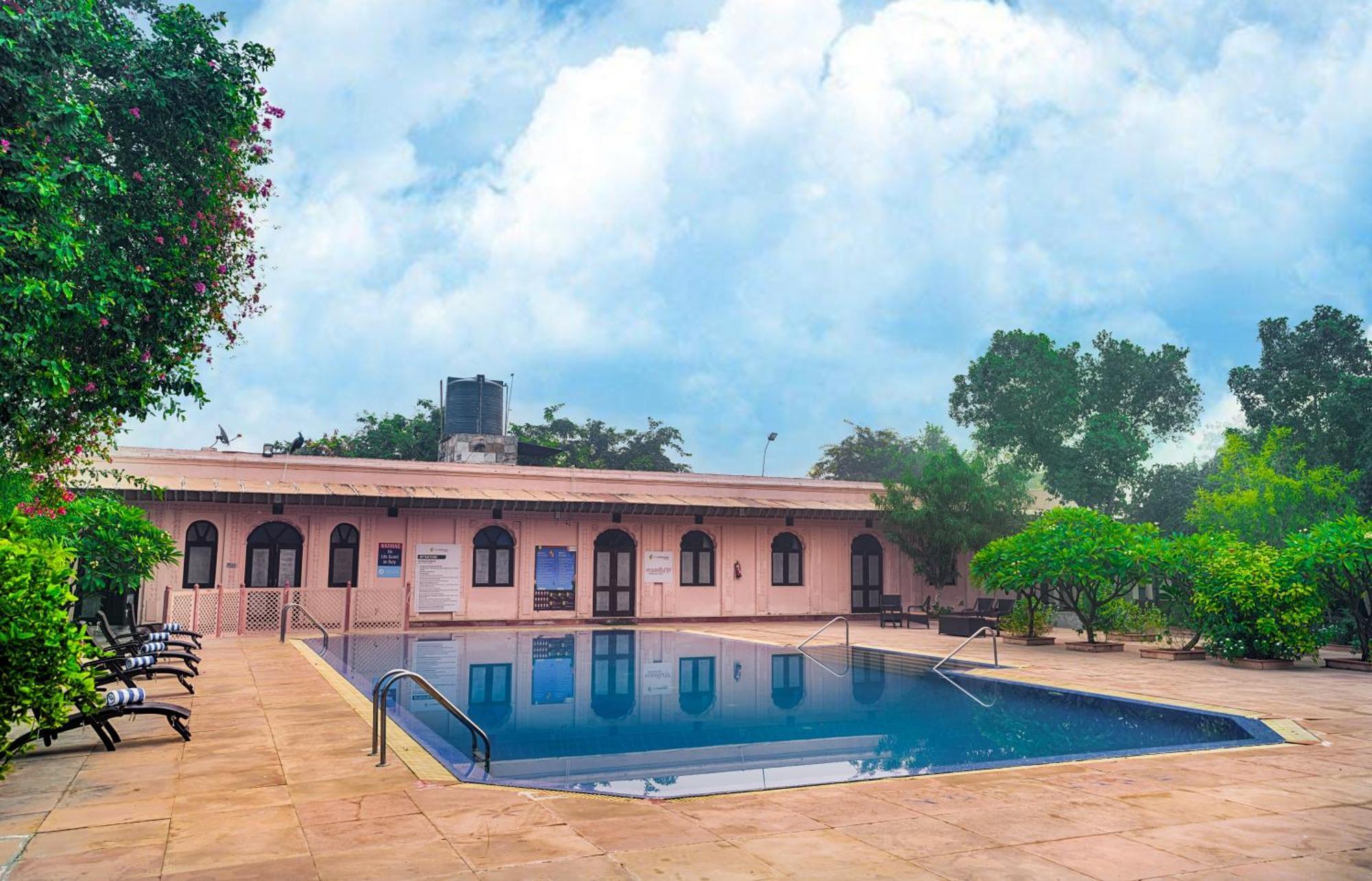 Club Mahindra Bharatpur Hotel Buitenkant foto