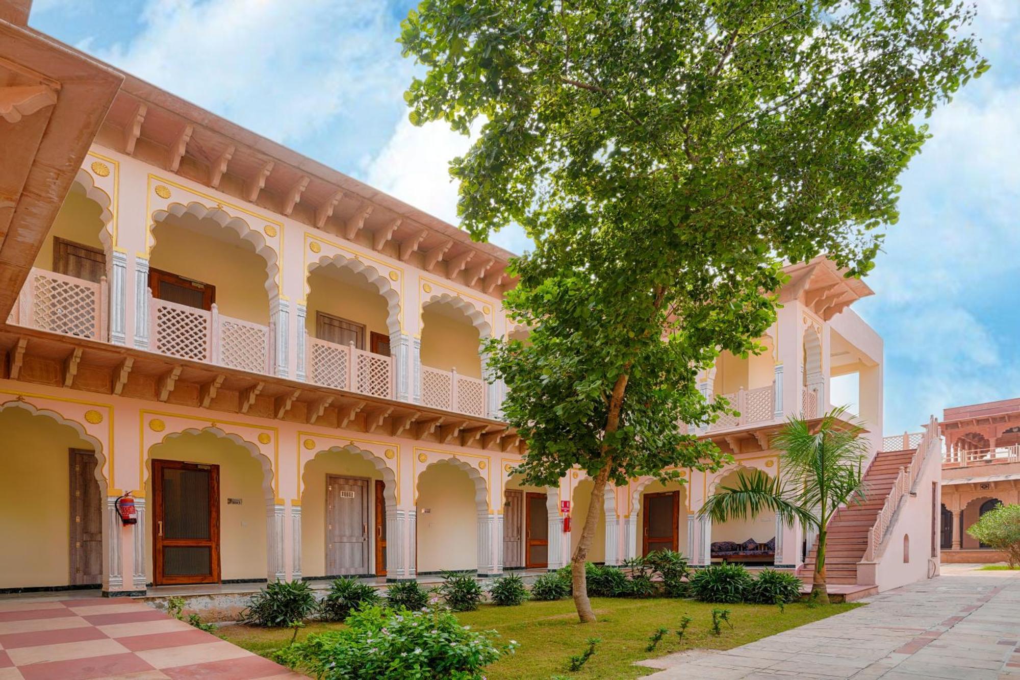 Club Mahindra Bharatpur Hotel Buitenkant foto